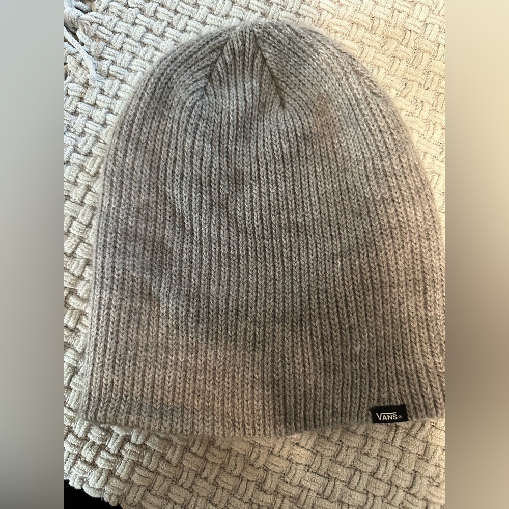 Grey vans beanie.